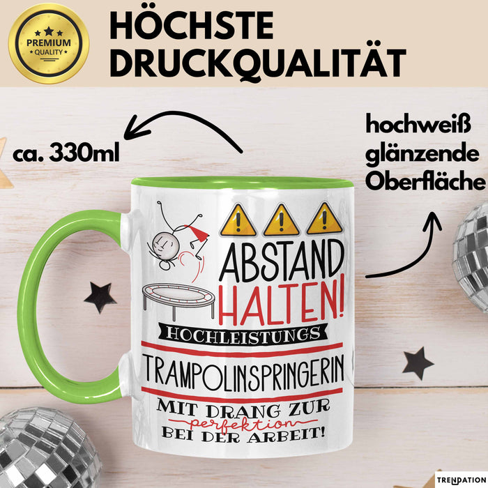 Trampolinspringerin Tasse Geschenk Lustig Abstand Halten Hochleistungs-Trampolinspringerin Mit Drang Zur Perfektion Bei Der Arbeit Grün Trendation