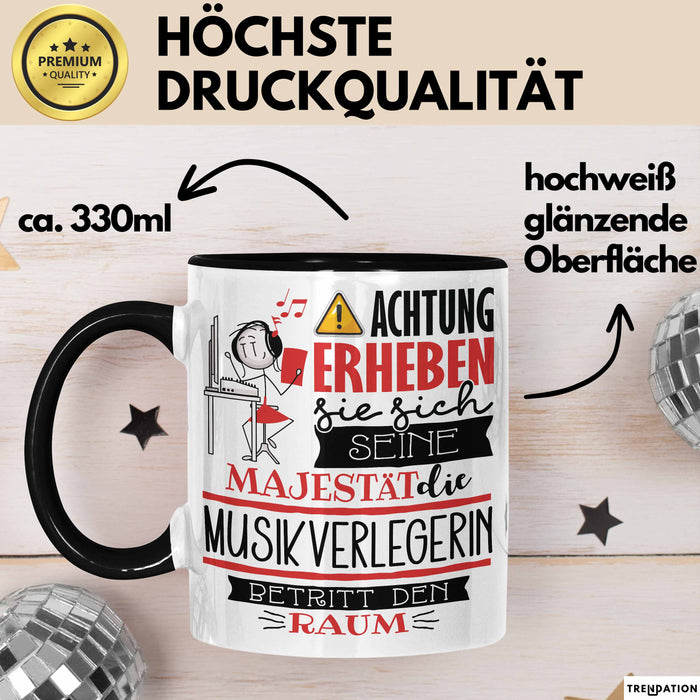 Musikverlegerin Tasse Geschenk Lustiger Spruch Bitte Erheben Sie Sich Seine Majestät Die Musikverlegerin Betritt Den Raum Schwarz Trendation
