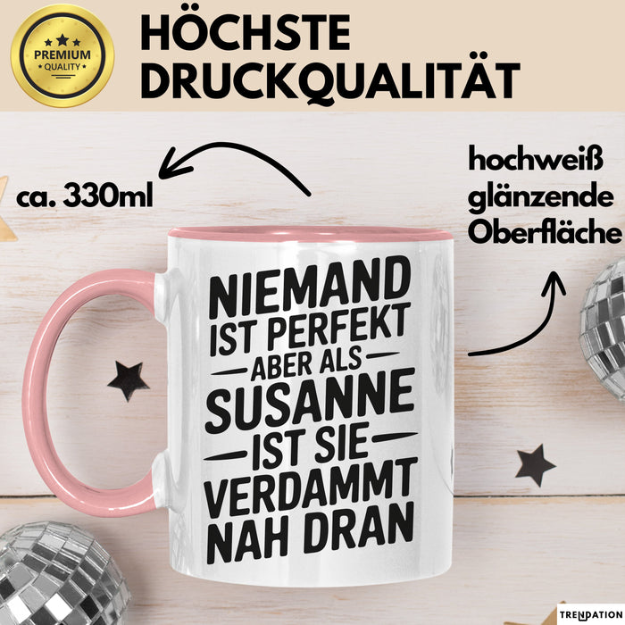 Susanne Tasse Geschenk Niemand Ist Perfekt Susanne Verdammt Nah Dran Geschenkidee Rosa Trendation