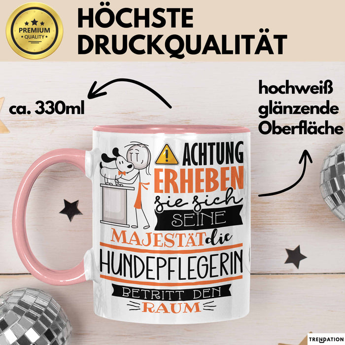 Hundepflegerin Tasse Geschenk Lustiger Spruch Bitte Erheben Sie Sich Seine Majestät Die Hundepflegerin Betritt Den Raum Rosa Trendation