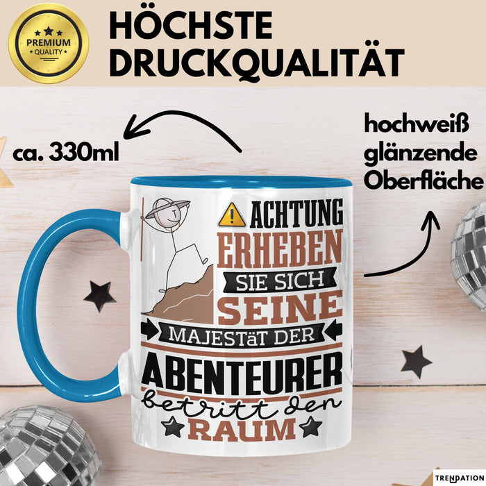 Abenteurer Geschenk Tasse Lustiger Spruch Erheben Sie Sich Der Abenteurer Betritt den Raum Blau Trendation