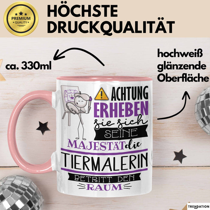 Tiermalerin Tasse Geschenk Lustiger Spruch Bitte Erheben Sie Sich Seine Majestät Die Tiermalerin Betritt Den Raum Rosa Trendation
