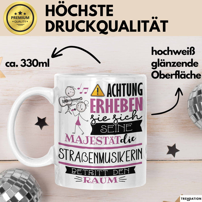 Straßenmusikerin Tasse Geschenk Lustiger Spruch Bitte Erheben Sie Sich Seine Majestät Die Straßenmusikerin Betritt Den Raum Weiß Trendation