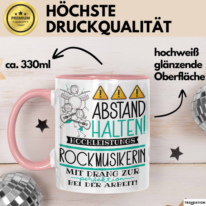 Rockmusikerin Tasse Geschenk Lustig Abstand Halten Hochleistungs-Rockmusikerin Mit Drang Zur Perfektion Bei Der Arbeit Rosa Trendation
