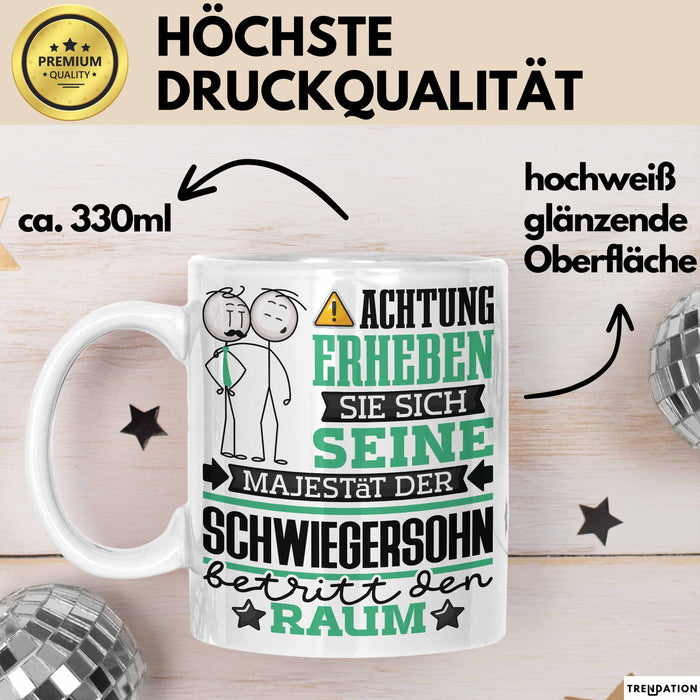 Schwiegersohn Geschenk Tasse Lustiger Spruch Erheben Sie Sich Der Schwiegersohn Betritt den Raum Weiß Trendation