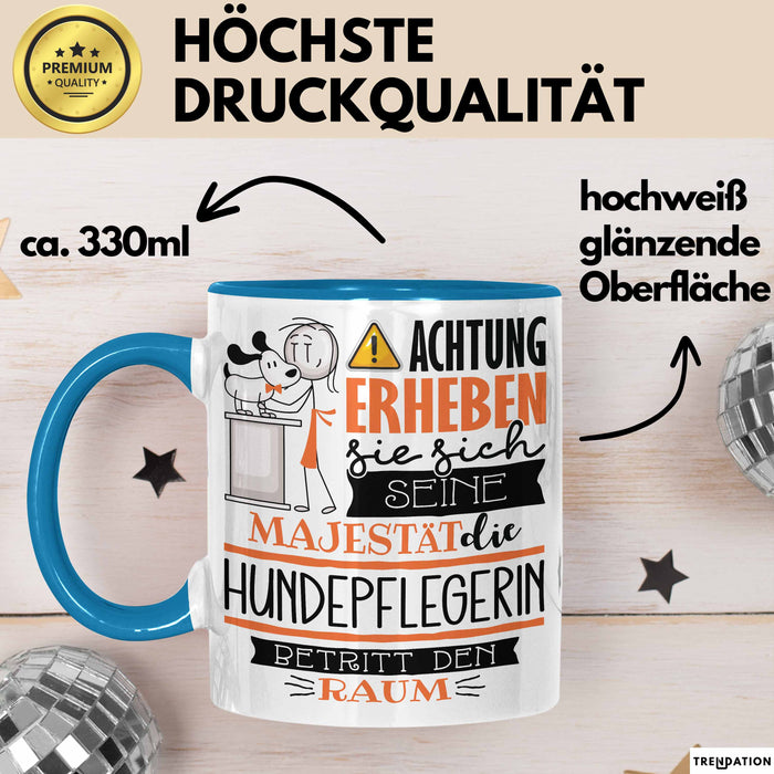 Hundepflegerin Tasse Geschenk Lustiger Spruch Bitte Erheben Sie Sich Seine Majestät Die Hundepflegerin Betritt Den Raum Blau Trendation