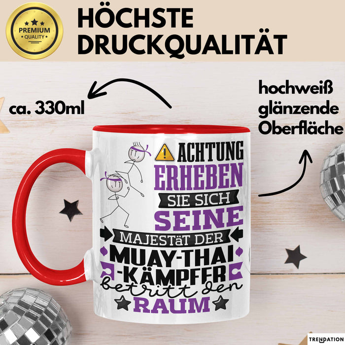 Muay-Thai-Kämpfer Geschenk Tasse Lustiger Spruch Erheben Sie Sich Der Muay-Thai-Kämpfer Betritt den Raum Rot Trendation