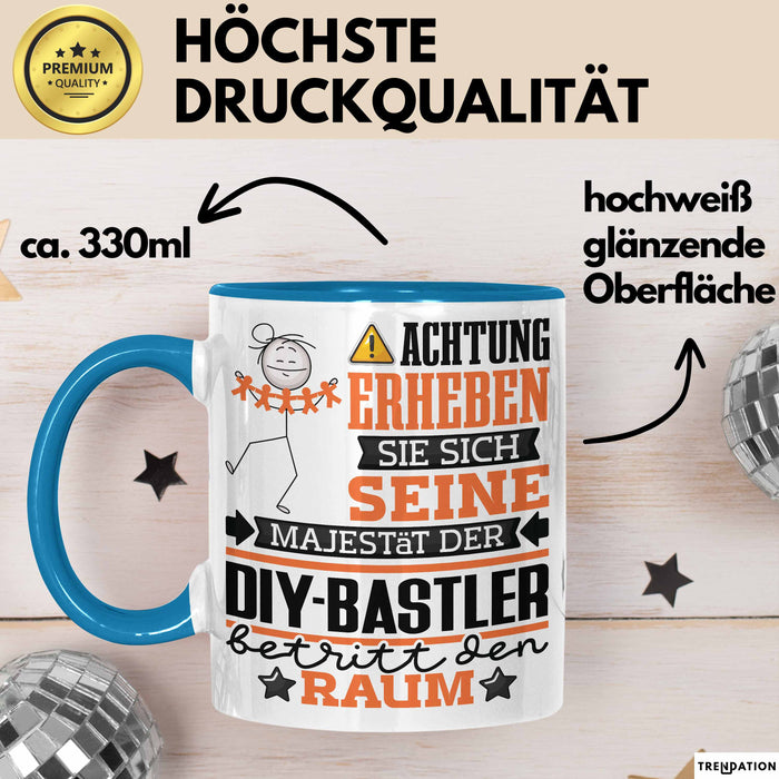 DIY-Bastler Geschenk Tasse Lustiger Spruch Erheben Sie Sich Der DIY-Bastler Betritt den Raum Blau Trendation