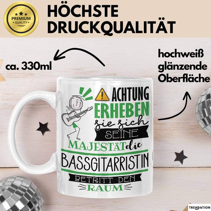 Bassgitarristin Tasse Geschenk Lustiger Spruch Bitte Erheben Sie Sich Seine Majestät Die Bassgitarristin Betritt Den Raum Weiß Trendation