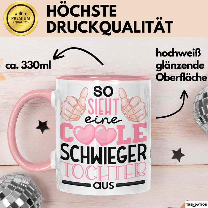 Schwiegertochter Tasse Geschenk Spruch So Sieht Eine Coole Schwiegertochter Aus Becher Rosa Trendation