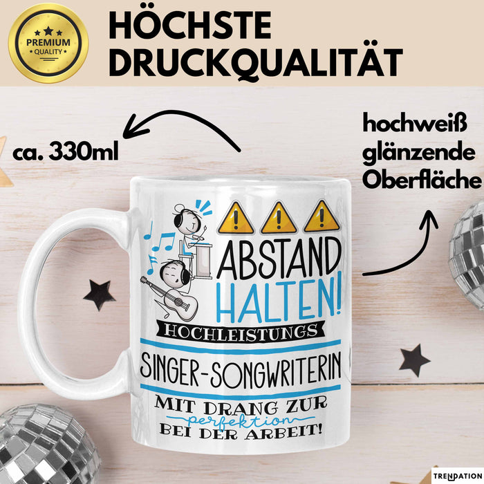 Singer-Songwriterin Tasse Geschenk Lustig Abstand Halten Hochleistungs-Singer-Songwriterin Mit Drang Zur Perfektion Bei Der Arbeit Weiß Trendation