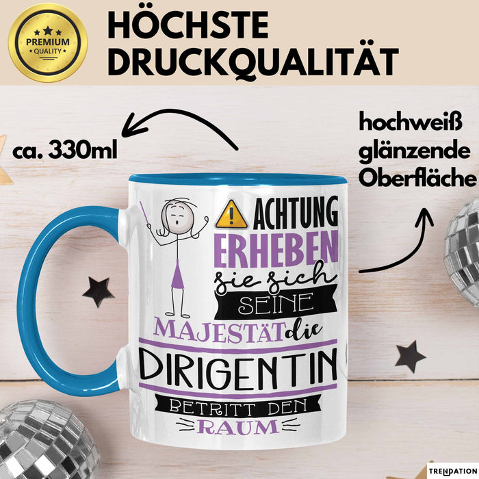 Dirigentin Tasse Geschenk Lustiger Spruch Bitte Erheben Sie Sich Seine Majestät Die Dirigentin Betritt Den Raum Blau Trendation