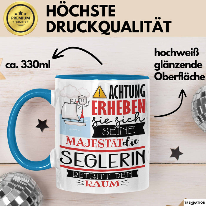 Seglerin Tasse Geschenk Lustiger Spruch Bitte Erheben Sie Sich Seine Majestät Die Seglerin Betritt Den Raum Blau Trendation