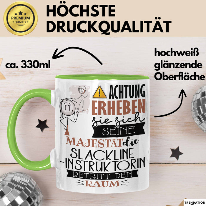 Slackline-Instruktorin Tasse Geschenk Lustiger Spruch Bitte Erheben Sie Sich Seine Majestät Die Slackline-Instruktorin Betritt Den Raum Grün Trendation