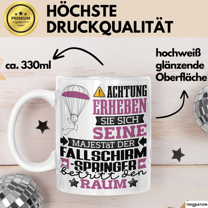 Fallschirmspringer Geschenk Tasse Lustiger Spruch Erheben Sie Sich Der Fallschirmspringer Betritt den Raum Weiß Trendation