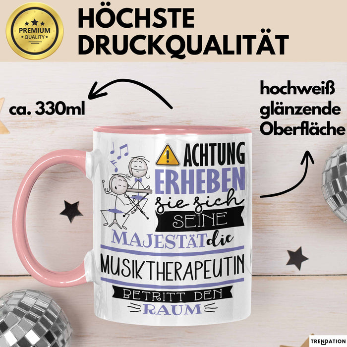 Musiktherapeutin Tasse Geschenk Lustiger Spruch Bitte Erheben Sie Sich Seine Majestät Die Musiktherapeutin Betritt Den Raum Rosa Trendation