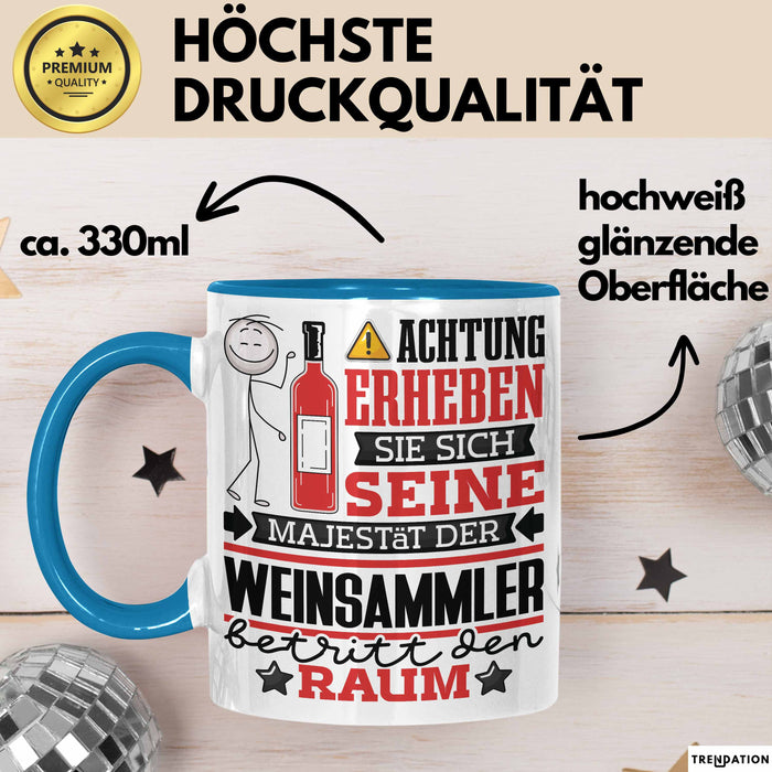 Weinsammler Geschenk Tasse Lustiger Spruch Erheben Sie Sich Der Weinsammler Betritt den Raum Blau Trendation