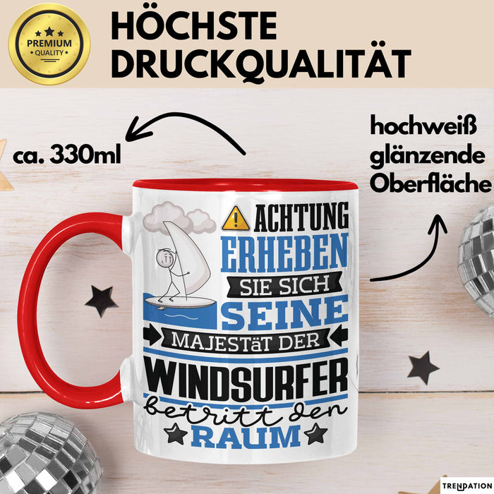 Windsurfer Geschenk Tasse Lustiger Spruch Erheben Sie Sich Der Windsurfer Betritt den Raum Rot Trendation