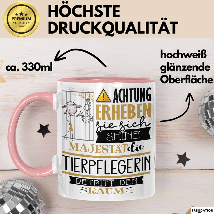 Tierpflegerin Tasse Geschenk Lustiger Spruch Bitte Erheben Sie Sich Seine Majestät Die Tierpflegerin Betritt Den Raum Rosa Trendation