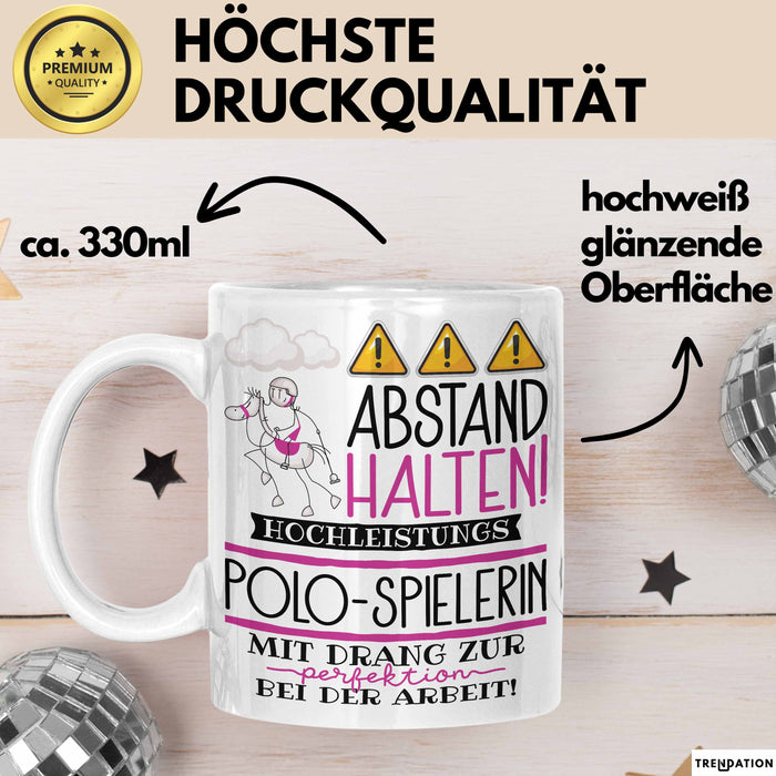 Polo-Spielerin Tasse Geschenk Lustig Abstand Halten Hochleistungs-Polo-Spielerin Mit Drang Zur Perfektion Bei Der Arbeit Weiß Trendation