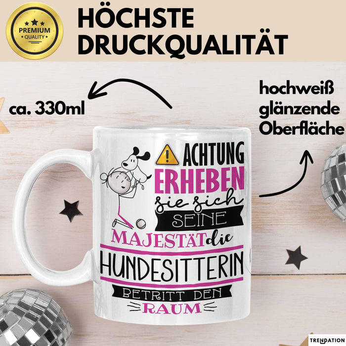 Hundesitterin Tasse Geschenk Lustiger Spruch Bitte Erheben Sie Sich Seine Majestät Die Hundesitterin Betritt Den Raum Weiß Trendation