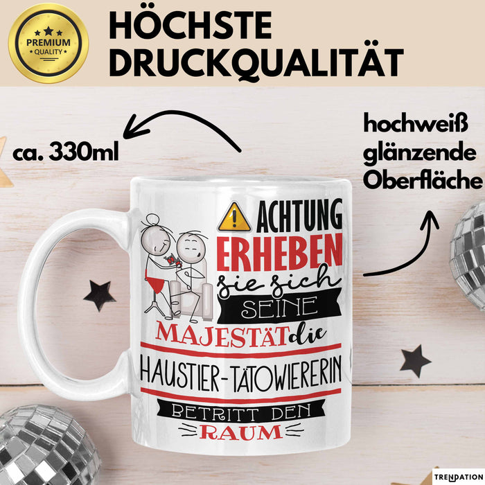 Haustier-Tätowiererin Tasse Geschenk Lustiger Spruch Bitte Erheben Sie Sich Seine Majestät Die Haustier-Tätowiererin Betritt Den Raum Weiß Trendation