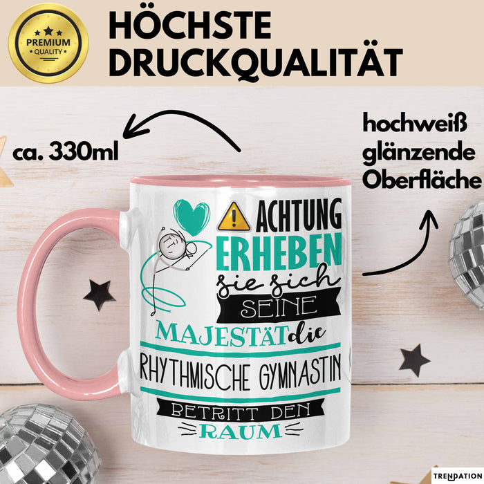 Rhythmische Gymnastin Tasse Geschenk Lustiger Spruch Bitte Erheben Sie Sich Seine Majestät Die Rhythmische Gymnastin Betritt Den Raum Rosa Trendation