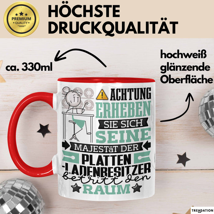 Plattenladenbesitzer Geschenk Tasse Lustiger Spruch Erheben Sie Sich Der Plattenladenbesitzer Betritt den Raum Rot Trendation