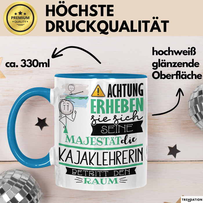 Kajaklehrerin Tasse Geschenk Lustiger Spruch Bitte Erheben Sie Sich Seine Majestät Die Kajaklehrerin Betritt Den Raum Blau Trendation