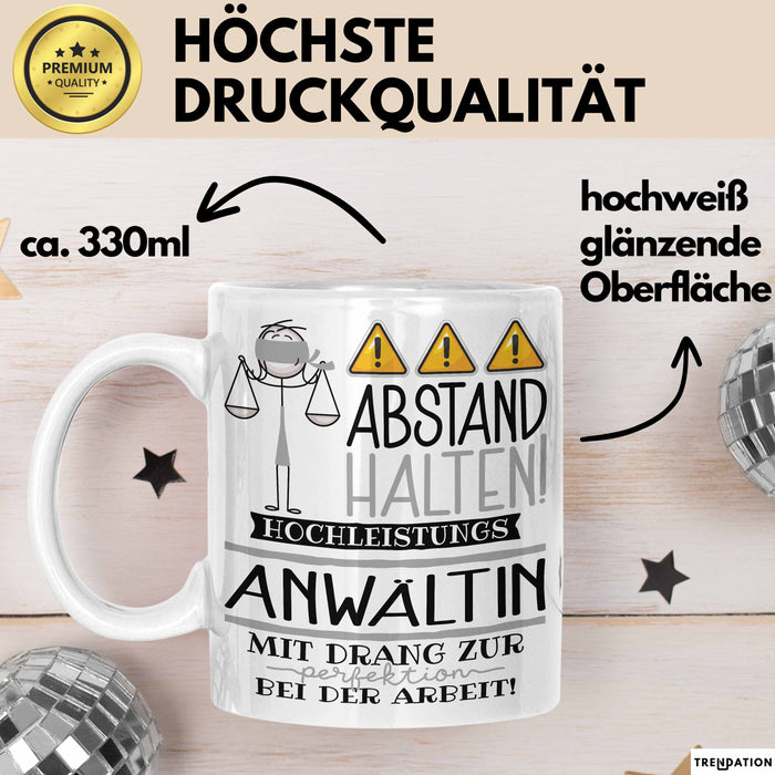 Anwältin Tasse Geschenk Lustig Abstand Halten Hochleistungs-Anwältin Mit Drang Zur Perfektion Bei Der Arbeit Weiß Trendation