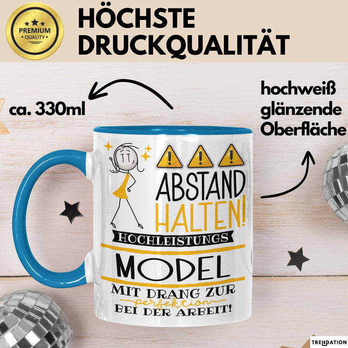 Model Tasse Geschenk Lustig Abstand Halten Hochleistungs-Model Mit Drang Zur Perfektion Bei Der Arbeit Blau Trendation