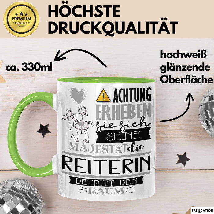 Reiterin Tasse Geschenk Lustiger Spruch Bitte Erheben Sie Sich Seine Majestät Die Reiterin Betritt Den Raum Grün Trendation