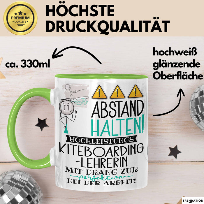Kiteboarding-Lehrerin Tasse Geschenk Lustig Abstand Halten Hochleistungs-Kiteboarding-Lehrerin Mit Drang Zur Perfektion Bei Der Arbeit Grün Trendation