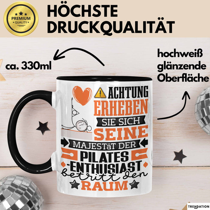 Pilates-Enthusiast Geschenk Tasse Lustiger Spruch Erheben Sie Sich Der Pilates-Enthusiast Betritt den Raum Schwarz Trendation