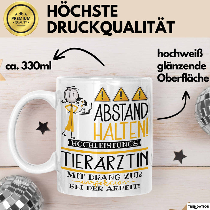 Tierärztin Tasse Geschenk Lustig Abstand Halten Hochleistungs-Tierärztin Mit Drang Zur Perfektion Bei Der Arbeit Weiß Trendation