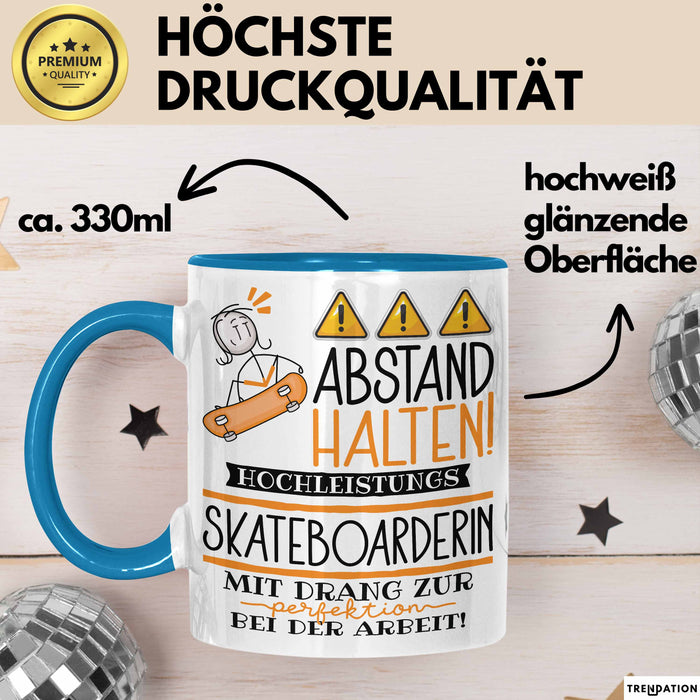 Skateboarderin Tasse Geschenk Lustig Abstand Halten Hochleistungs-Skateboarderin Mit Drang Zur Perfektion Bei Der Arbeit Blau Trendation