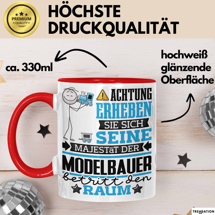 Modelbauer Geschenk Tasse Lustiger Spruch Erheben Sie Sich Der Modelbauer Betritt den Raum Rot Trendation