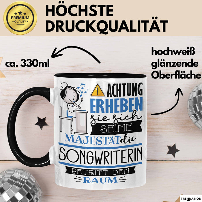 Songwriterin Tasse Geschenk Lustiger Spruch Bitte Erheben Sie Sich Seine Majestät Die Songwriterin Betritt Den Raum Schwarz Trendation