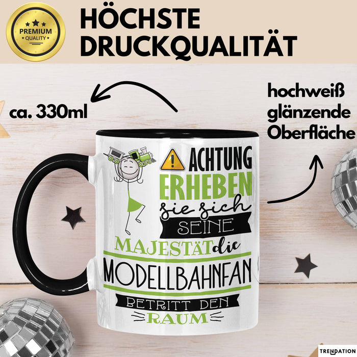 Modellbahnfan Tasse Geschenk Lustiger Spruch Bitte Erheben Sie Sich Seine Majestät Die Modellbahnfan Betritt Den Raum Schwarz Trendation