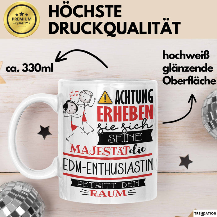 EDM-Enthusiastin Tasse Geschenk Lustiger Spruch Bitte Erheben Sie Sich Seine Majestät Die EDM-Enthusiastin Betritt Den Raum Weiß Trendation