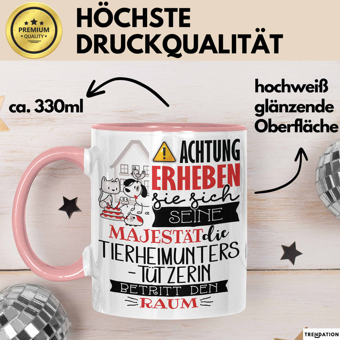 Tierheimunterstützerin Tasse Geschenk Lustiger Spruch Bitte Erheben Sie Sich Seine Majestät Die Tierheimunterstützerin Betritt Den Raum Rosa Trendation