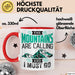 Ski Tasse Geschenk Grafik The Mountains Are Calling And I Must Go Becher Rot Trendation