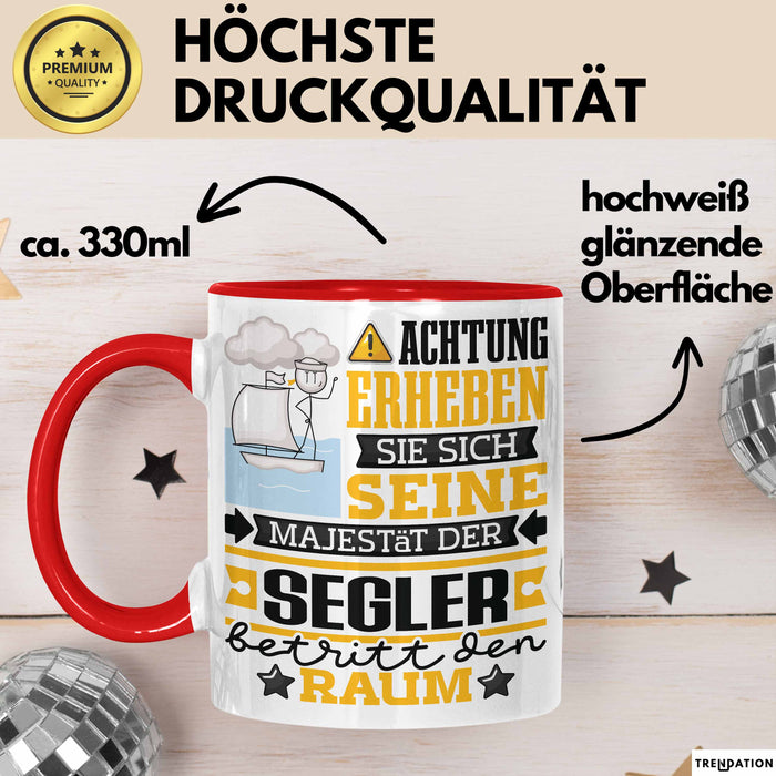 Segler Geschenk Tasse Lustiger Spruch Erheben Sie Sich Der Segler Betritt den Raum Rot Trendation