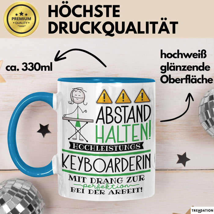 Keyboarderin Tasse Geschenk Lustig Abstand Halten Hochleistungs-Keyboarderin Mit Drang Zur Perfektion Bei Der Arbeit Blau Trendation