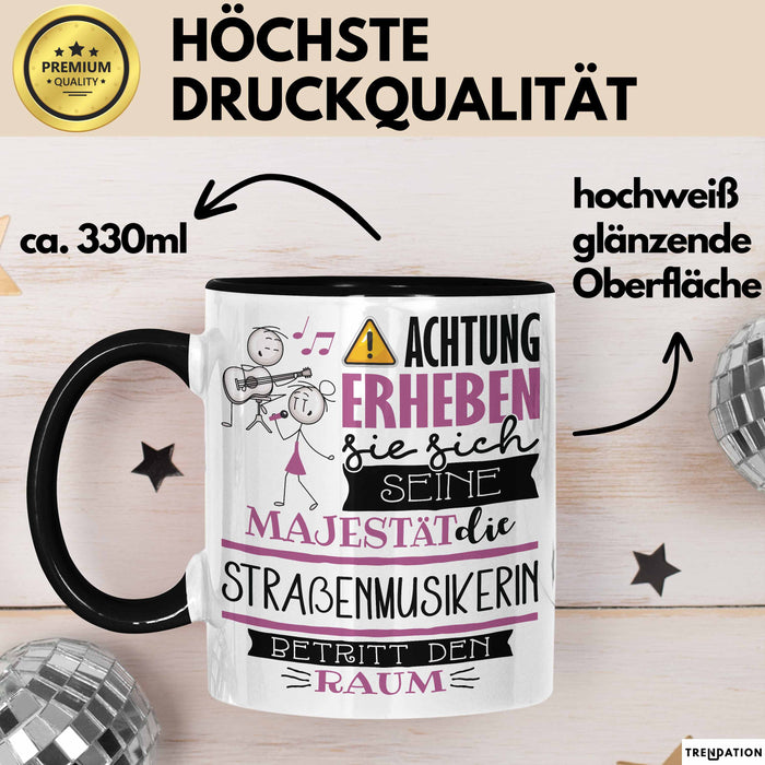 Straßenmusikerin Tasse Geschenk Lustiger Spruch Bitte Erheben Sie Sich Seine Majestät Die Straßenmusikerin Betritt Den Raum Schwarz Trendation