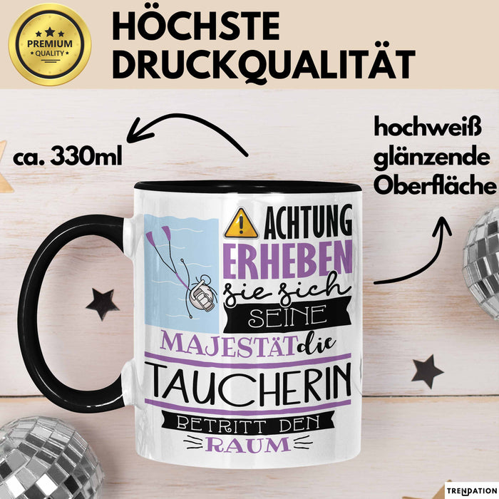 Taucherin Tasse Geschenk Lustiger Spruch Bitte Erheben Sie Sich Seine Majestät Die Taucherin Betritt Den Raum Schwarz Trendation