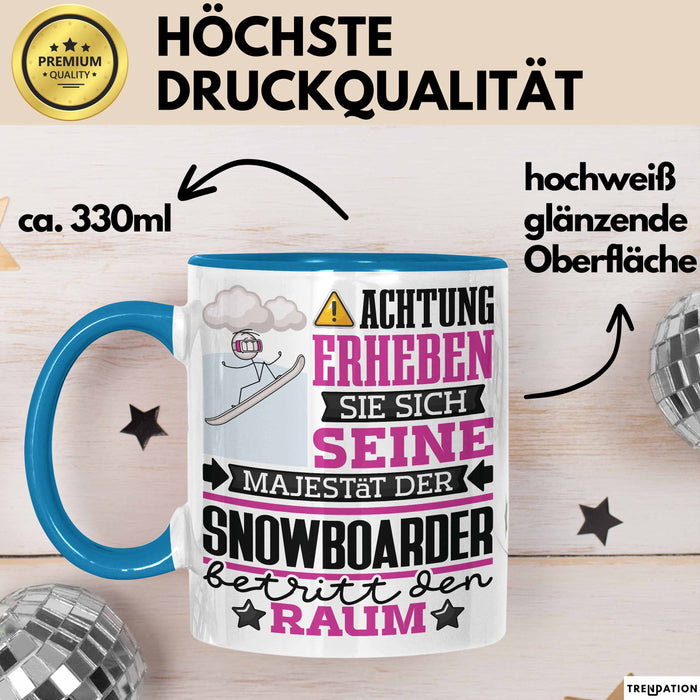 Snowboarder Geschenk Tasse Lustiger Spruch Erheben Sie Sich Der Snowboarder Betritt den Raum Blau Trendation