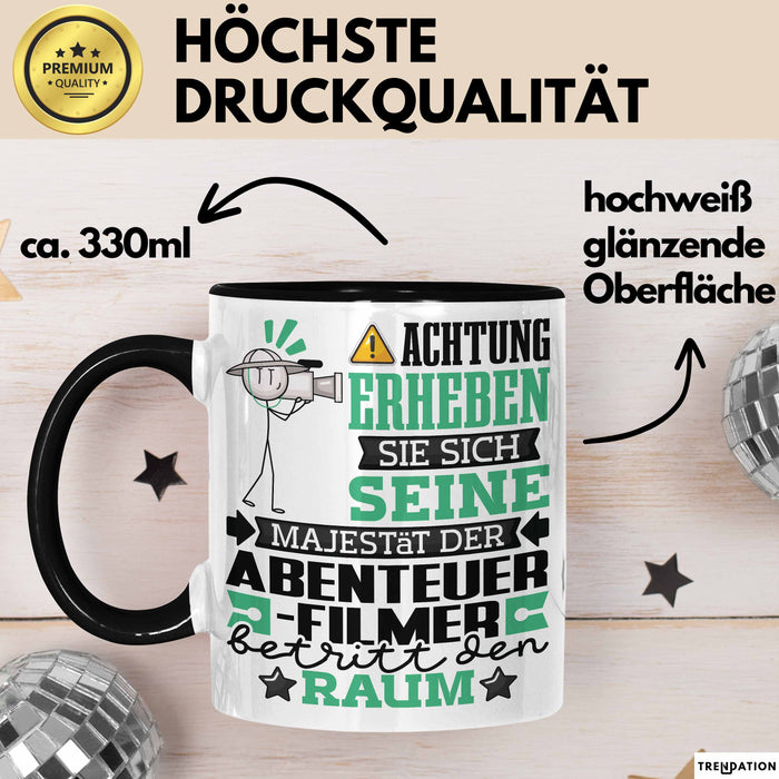 Abenteuerfilmer Geschenk Tasse Lustiger Spruch Erheben Sie Sich Der Abenteuerfilmer Betritt den Raum Schwarz Trendation