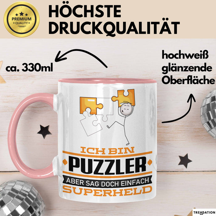 Puzzler Geschenk Tasse Ich Bin Puzzler Aber Sag Doch Einfach Superheld Lustige Geschenkdiee für Puzzler Kaffee-Becher Rosa Trendation