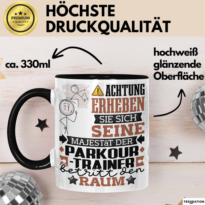 Parkour-Trainer Geschenk Tasse Lustiger Spruch Erheben Sie Sich Der Parkour-Trainer Betritt den Raum Schwarz Trendation